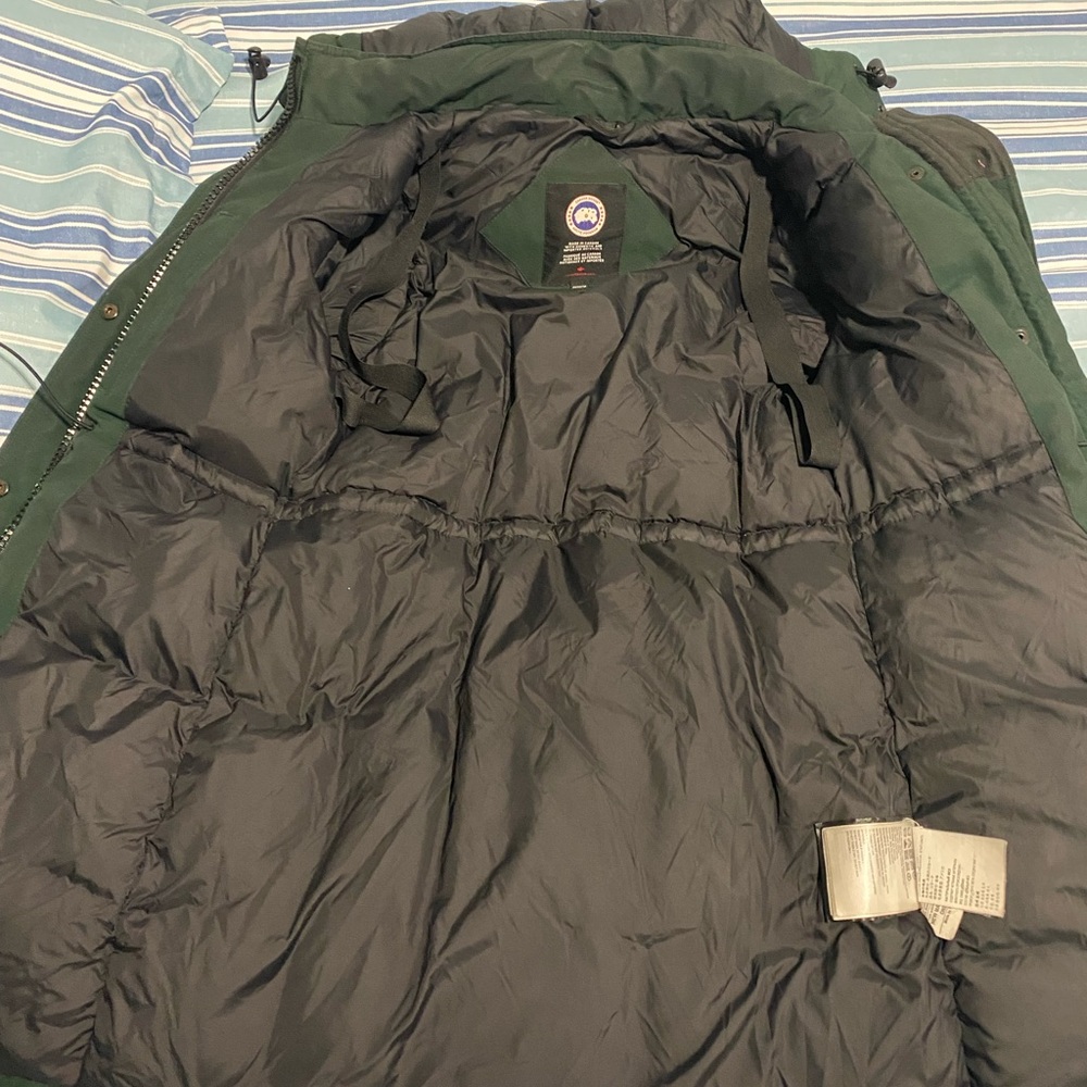 Canada goose coat , worn twice ,can’t fit it anymore, great condition - Picture 2 of 3